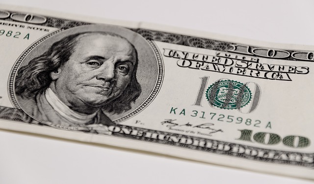 dolarová bankovka s Franklinem.jpg