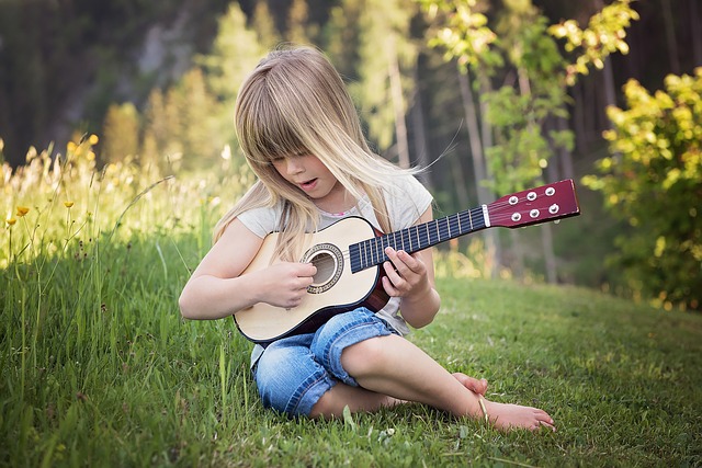 holčička s kytarou